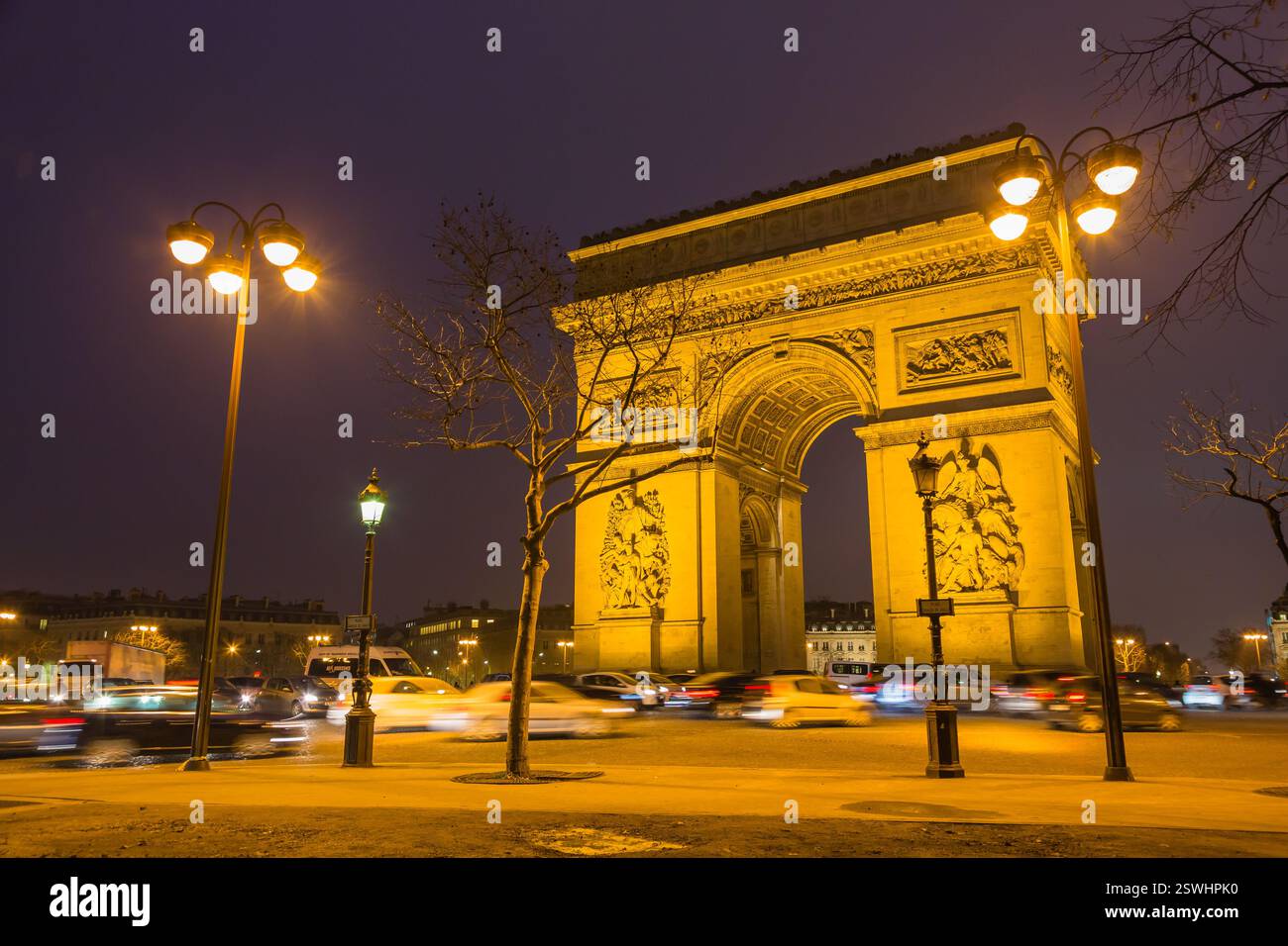 L'Arc de Triomphe de l'Etoile sur la place Charles de Gaulle la nuit à Paris, France Banque D'Images