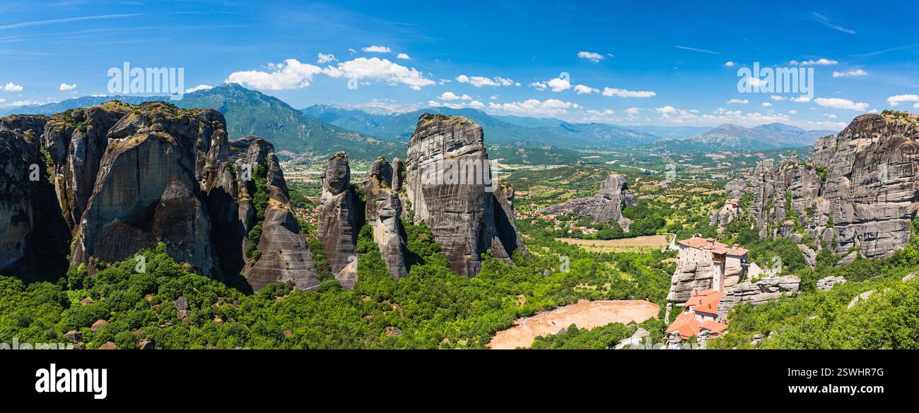 Monastère de Lusanu et monastère de Nicolaus Anapahus construit sur une montagne rocheuse sur les falaises des Météores, Grèce Banque D'Images