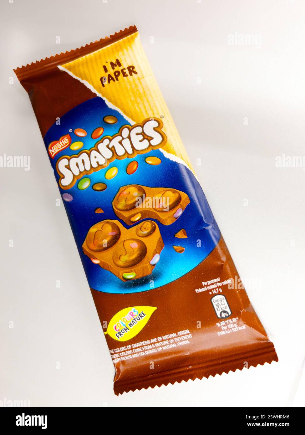 Italie - febbraio 20, 2025 : barre de chocolat Smarties en emballage papier I M, Smarties est une marque détenue par Nestlé Banque D'Images