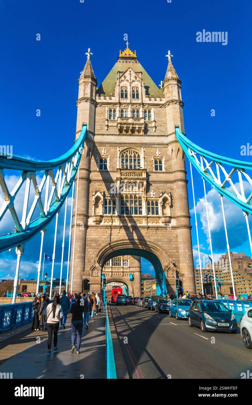 Superbe vue sur le pont du célèbre Tower Bridge à Londres par une journée ensoleillée avec un ciel bleu. À l'avant se trouve l'une des tours jumelles avec la suspension... Banque D'Images