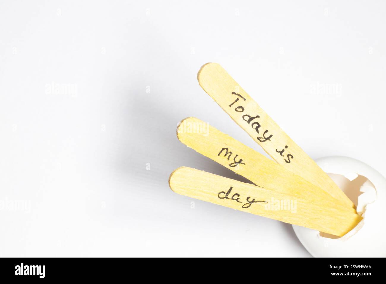 gros plan d'un message écrit à la main sur un bâton de popsicle déclarant aujourd'hui est mon jour Banque D'Images