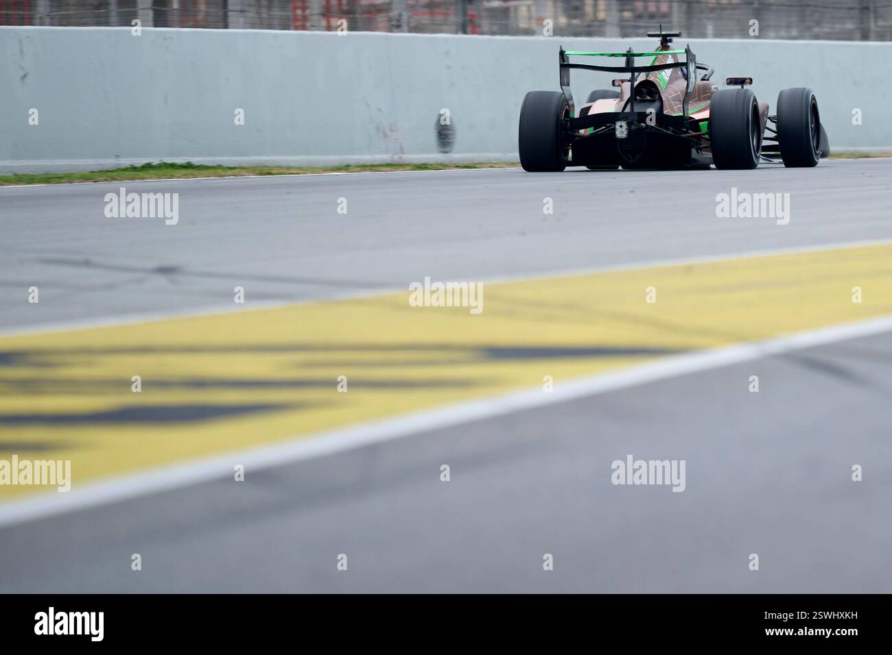 BARCELONE, ESPAGNE - 20 FÉVRIER : Javier Sagrera d'Espagne et AIX Racing (26) roulent sur piste lors des essais de formule 3 sur le circuit de Barcelona-Catalunya Banque D'Images