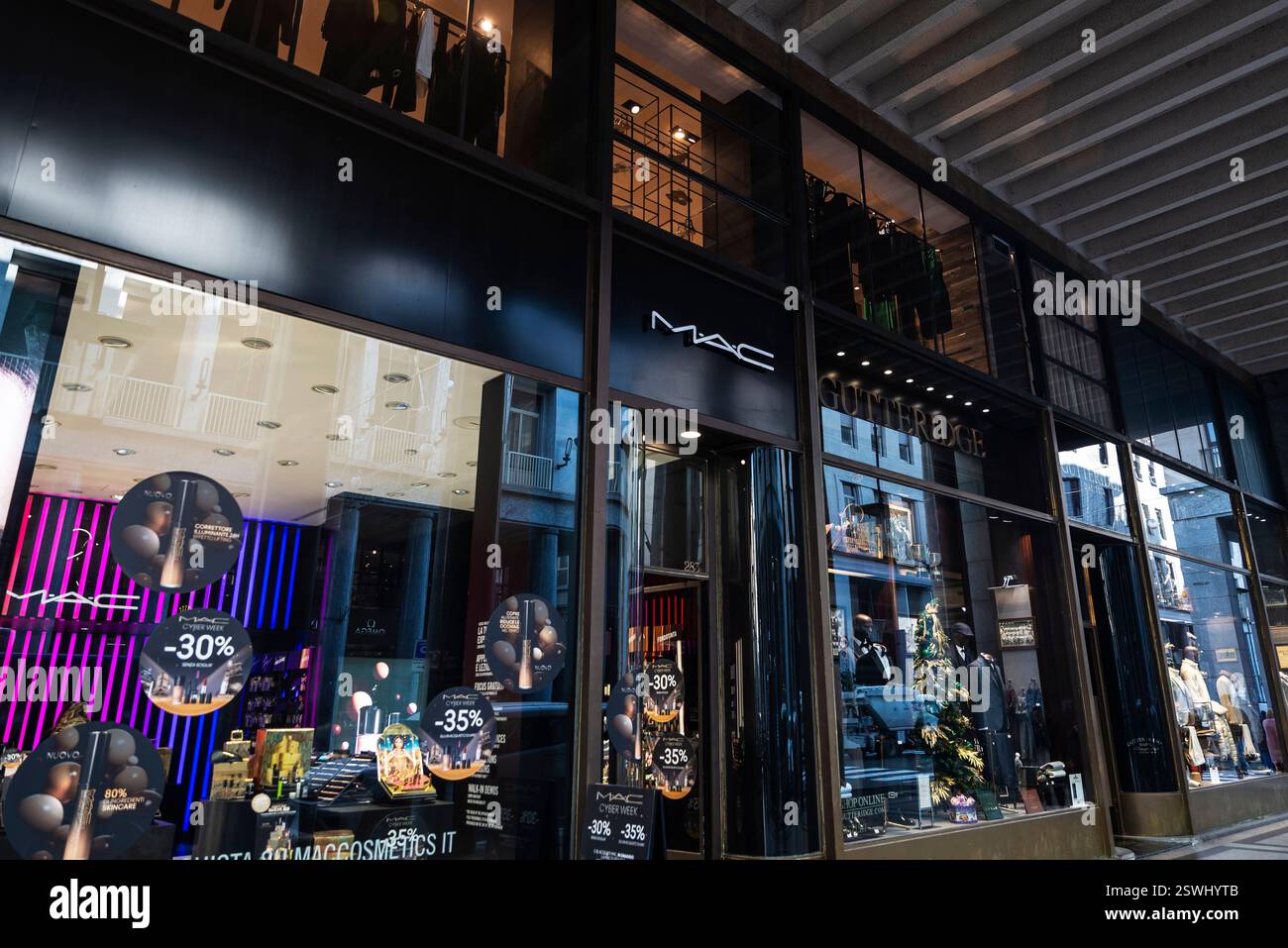 Turin, Italie - 27 novembre 2024 : magasin de vêtements Gutteridge et magasin de parfumerie et de cosmétiques Mac dans la via Roma, une rue commerçante de Turin ou Torino, Pi Banque D'Images