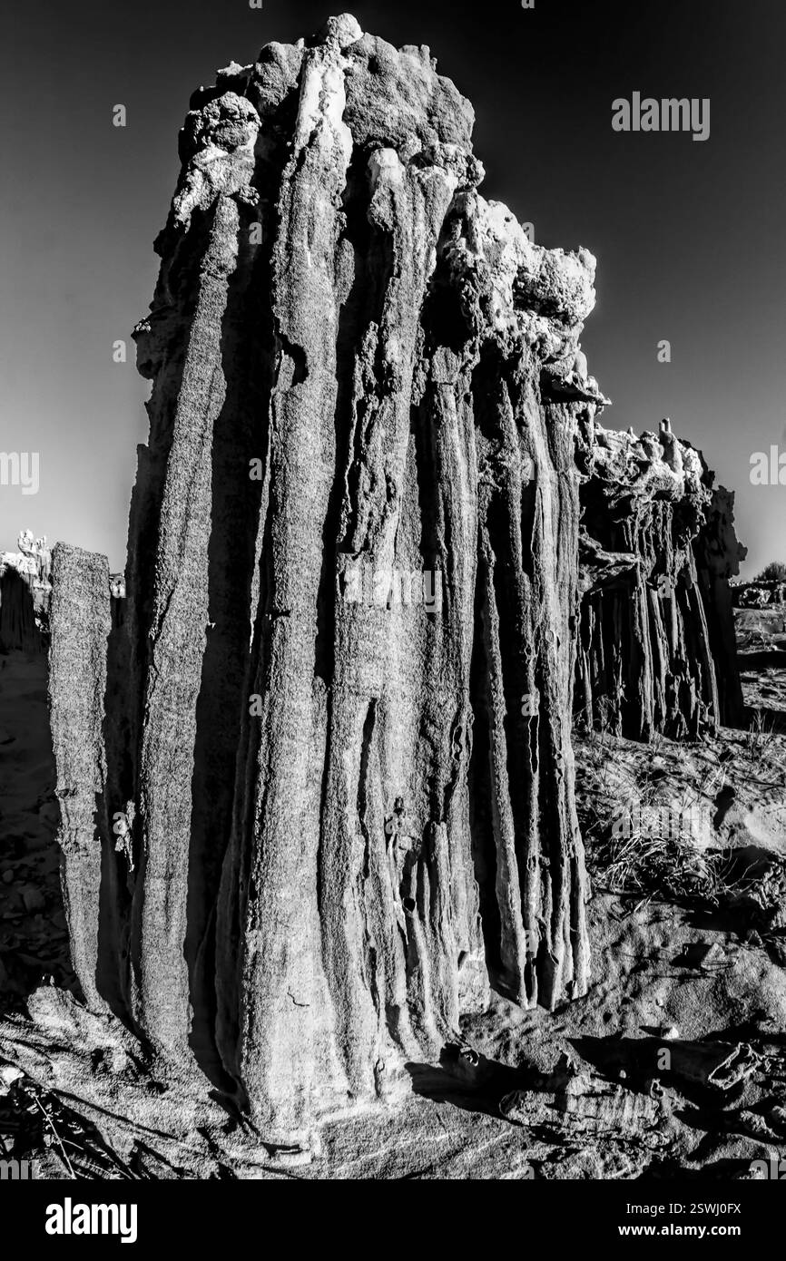 Grande formation rocheuse avec beaucoup de glace dessus. Le rocher est très haut et a beaucoup de glace dessus Banque D'Images
