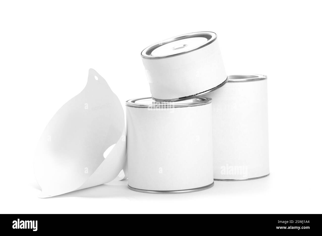 Boîtes de conserve blanches avec peinture isolée sur fond blanc, espace de copie Banque D'Images