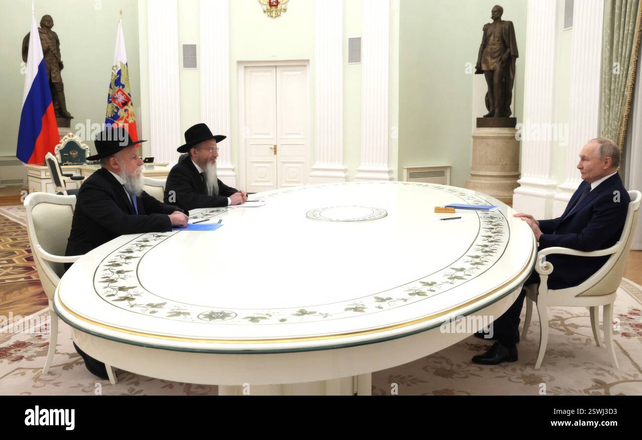 Moscou, Russie. 20 février 2025. Le président russe Vladimir Poutine, à droite, rencontre la Fédération des communautés juives de Russie, le président Alexander Boroda, à gauche, et le grand rabbin de Russie Berel Lazar, au centre du Kremlin, le 20 février 2025 à Moscou, en Russie. Crédit : Mikhail Metzel/Kremlin Pool/Alamy Live News Banque D'Images