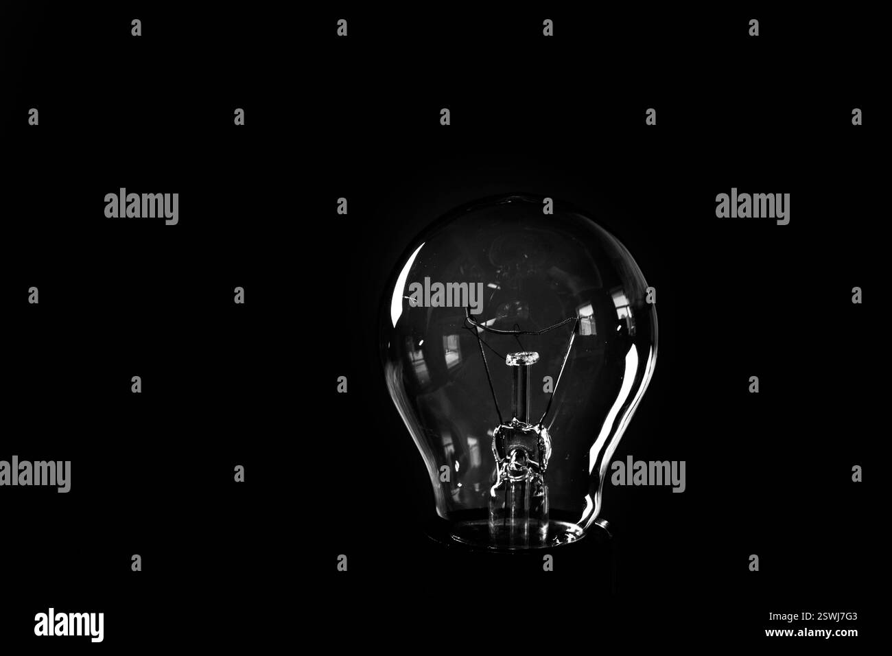 Gros plan de l'ampoule électrique sur fond noir Banque D'Images