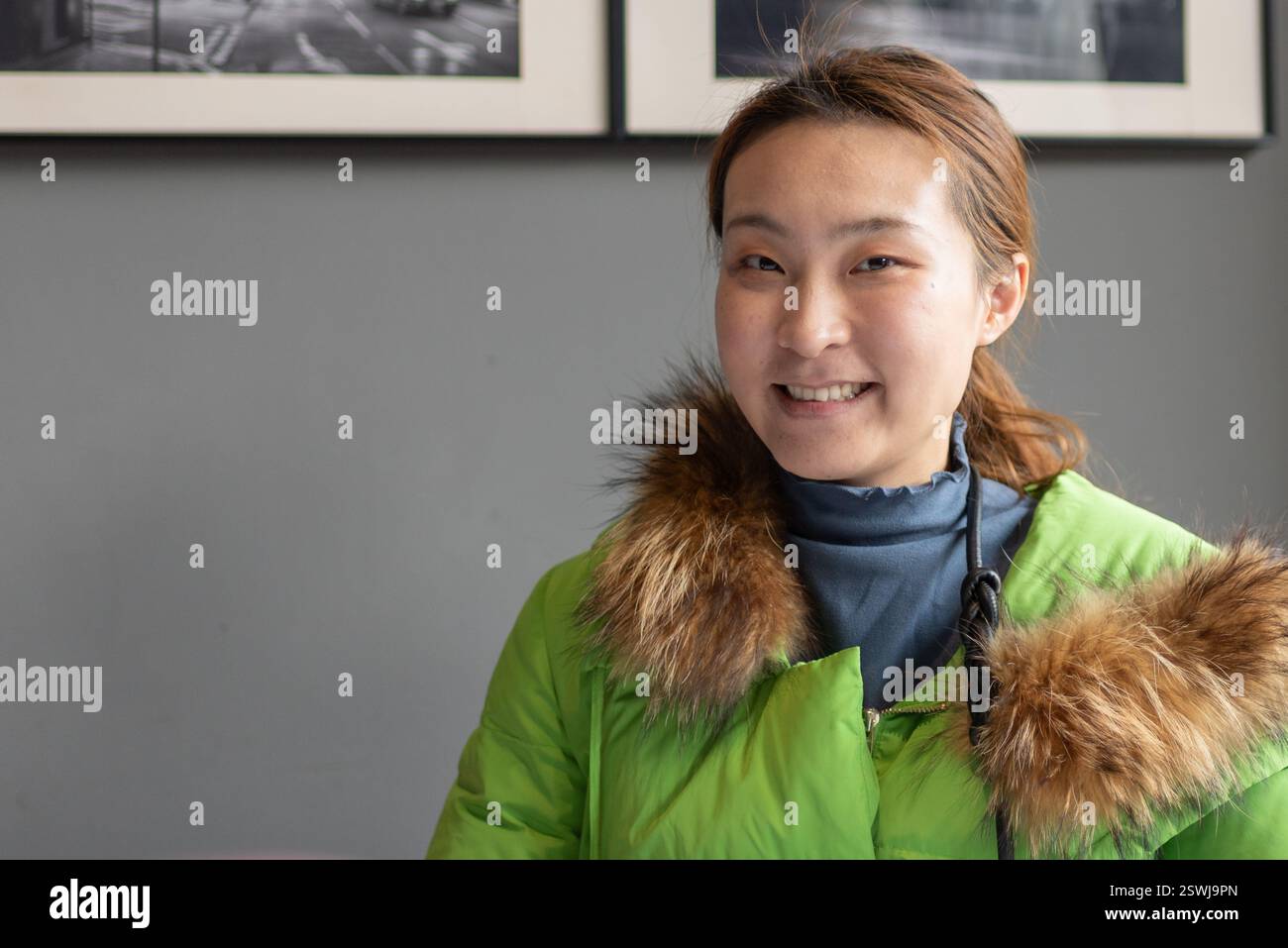 Portrait d'une femme chinoise belle, heureuse et souriante Banque D'Images