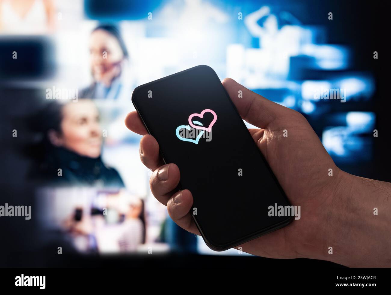 Rencontres en ligne avec l'application. Faites glisser votre doigt vers la droite pour correspondre. Harceleur ou homme amoureux regardant des photos et des photos de profil de femme. Trouver la relation avec le site Web. Banque D'Images