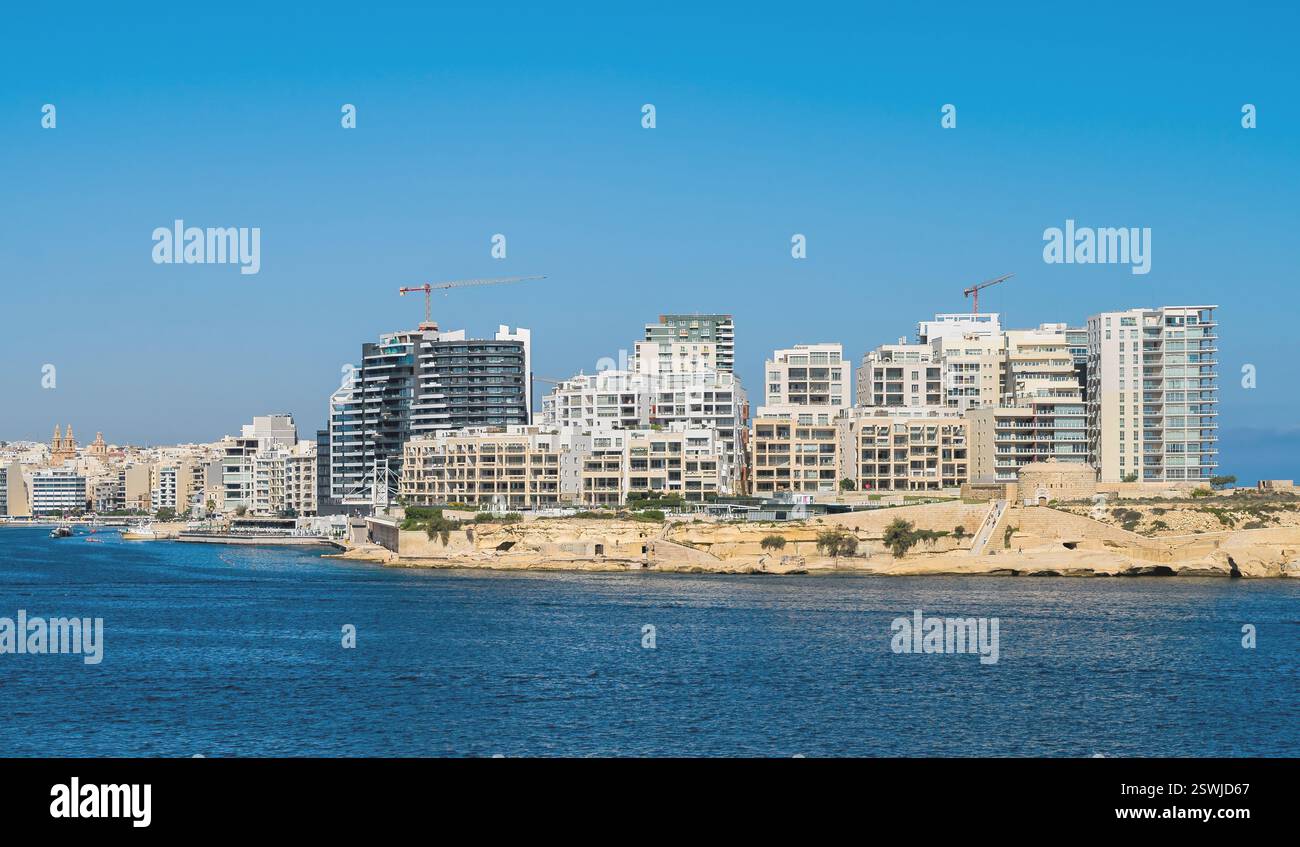 Port de Marsamxett et skyline du front de mer de Sliema – Malte. Banque D'Images