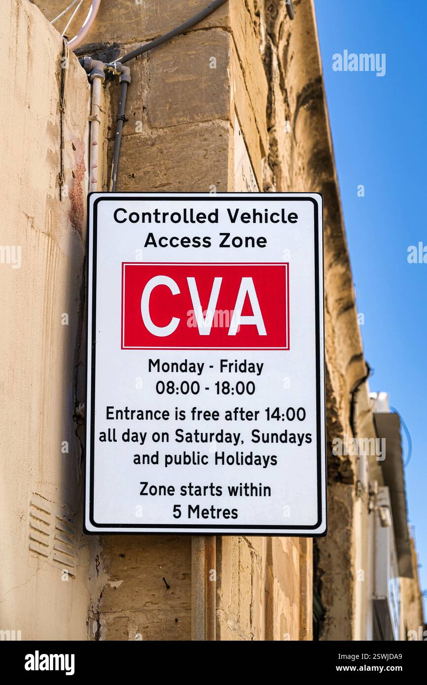 Panneau de rue indiquant la zone d'accès contrôlé des véhicules avec les heures et les conditions d'accès - la Valette, Malte. Banque D'Images