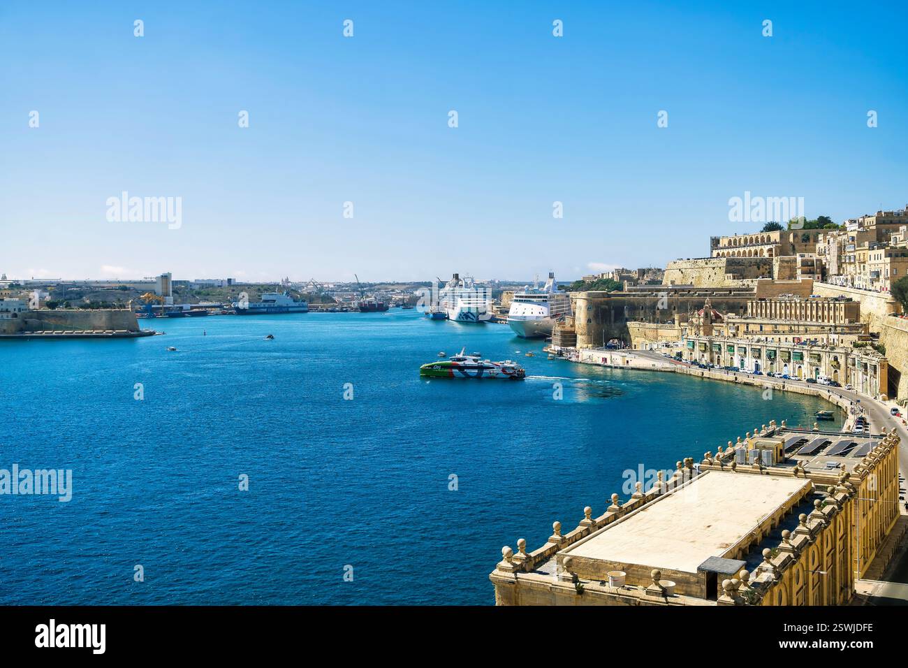 Ferries et navires de croisière dans le Grand Harbour, Valletta Malte. Banque D'Images