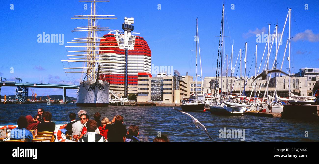 Grand voilier Viking et Utkiken Tower (Lipstick Tower), Gothenburg, Göteborg, Vaster-Gotaland, Suède. Banque D'Images
