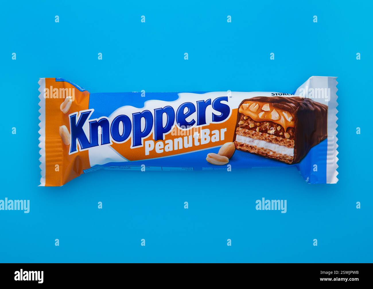 LONDRES, Royaume-Uni - 05 MARS 2025 : snack-bar au beurre d'arachide Knoppers avec gaufrette et caramel isolé sur bleu. Banque D'Images