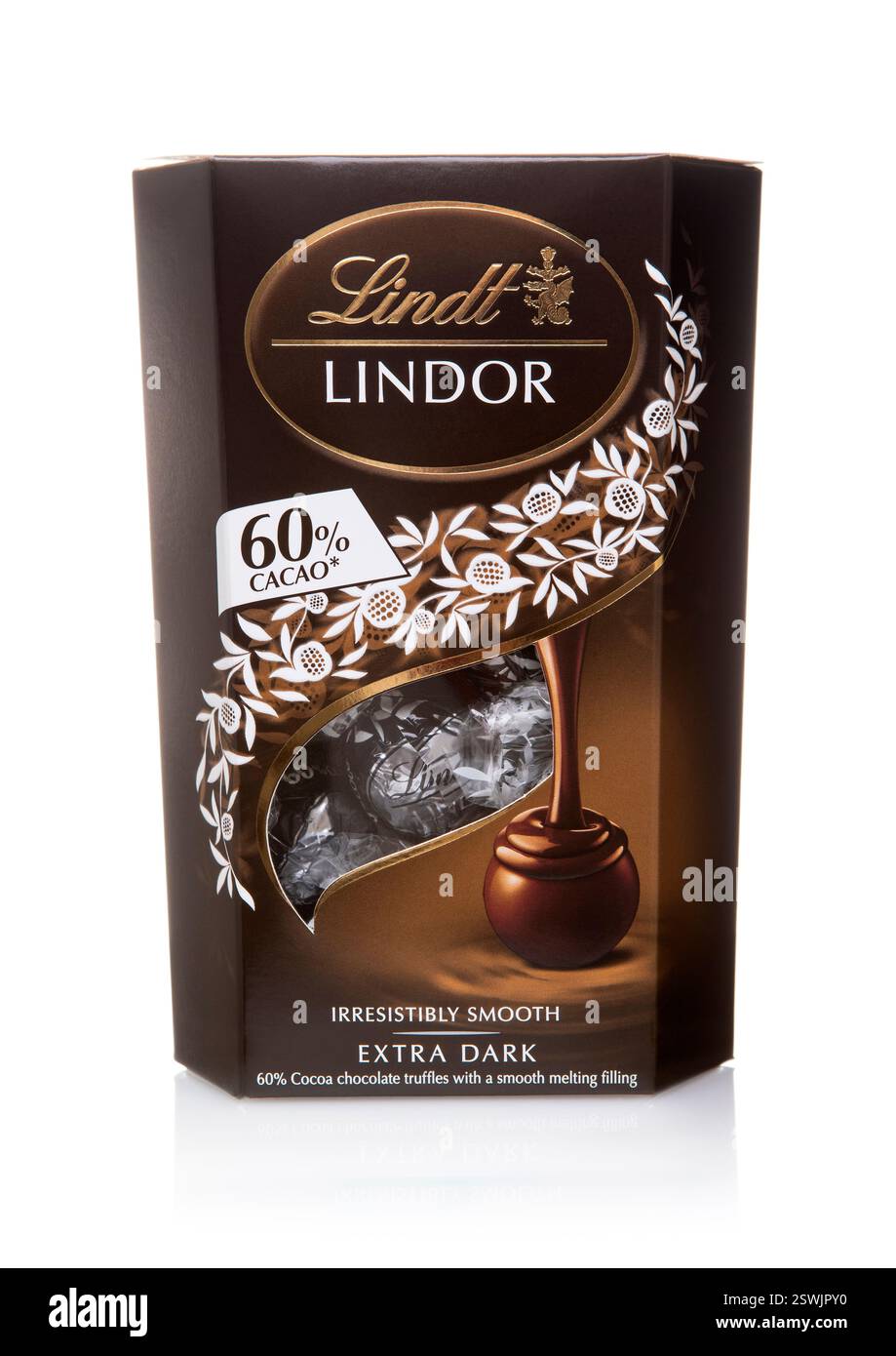 LONDRES, Royaume-Uni - 20 DÉCEMBRE 2024 : boîte de bonbons au chocolat noir Lindt lindor chocolat doux et crémeux de luxe sur blanc. Banque D'Images