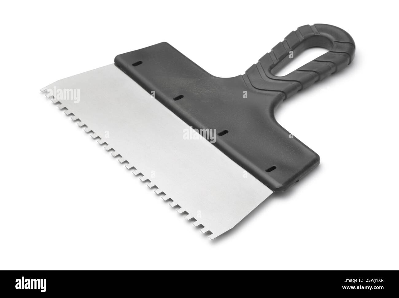 Spatule crantée en acier inoxydable avec manche en plastique noir isolé sur blanc Banque D'Images