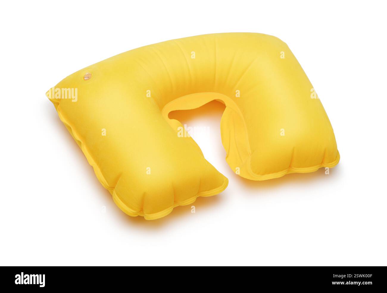 Oreiller de cou gonflable jaune isolé sur blanc Banque D'Images