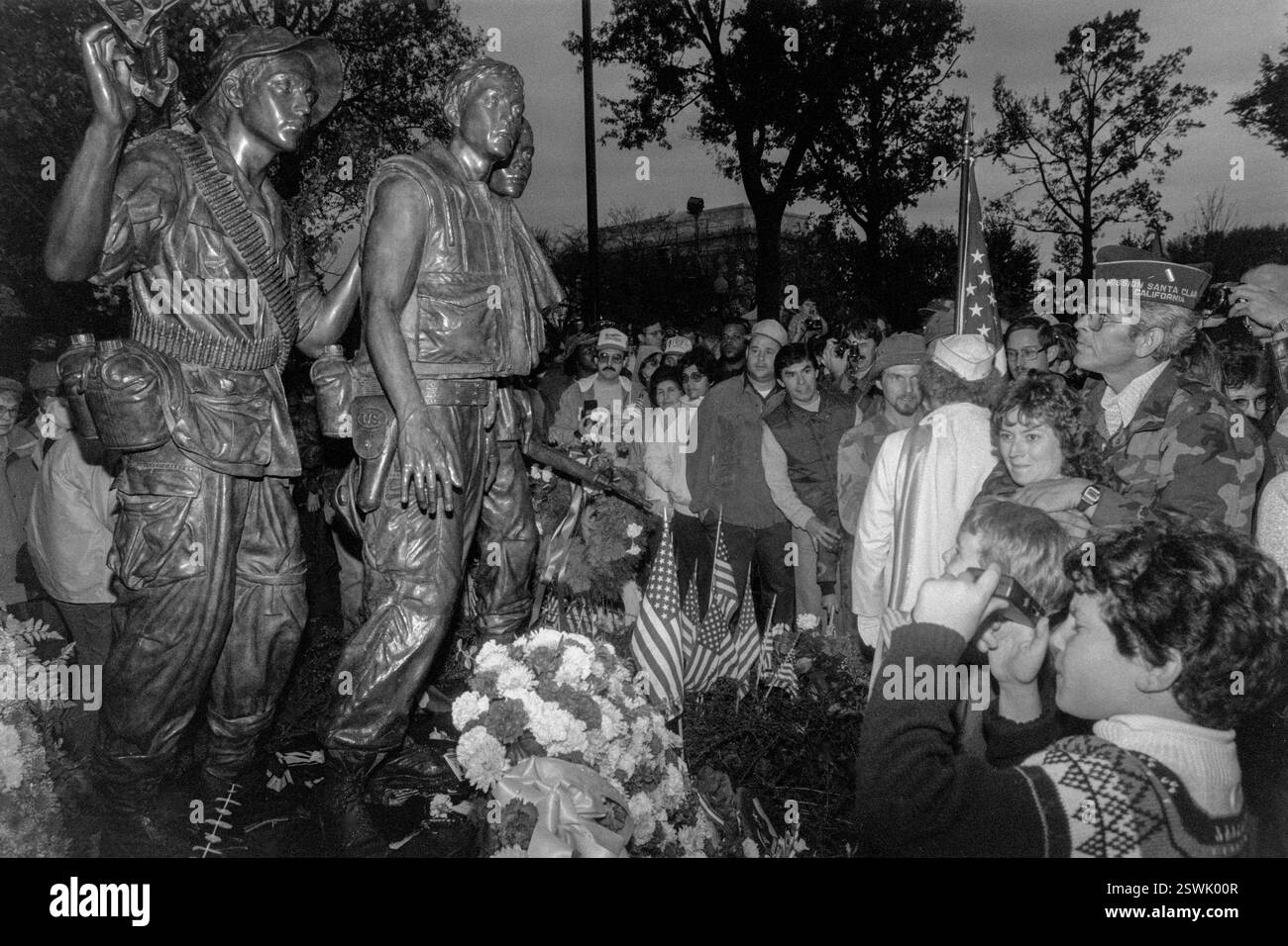 Les vétérans du Vietnam se rassemblent autour de la statue des « trois combattants » après le dévoilement au Mémorial des vétérans du Vietnam sur Constitution Gardens, le 9 novembre 1984 à Washington, D.C. Banque D'Images