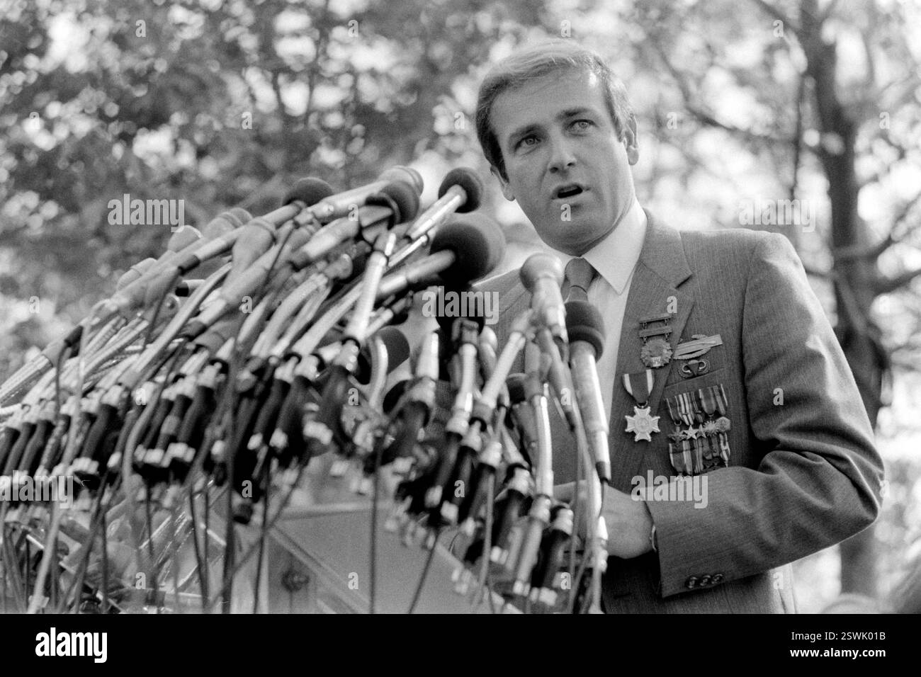 Le vétéran du Vietnam le plus décoré, David A. Christian, prononce un discours lors du dévoilement de la statue des trois militaires au Mémorial des vétérans du Vietnam, le 9 novembre 1984 à Washington, D.C. Banque D'Images