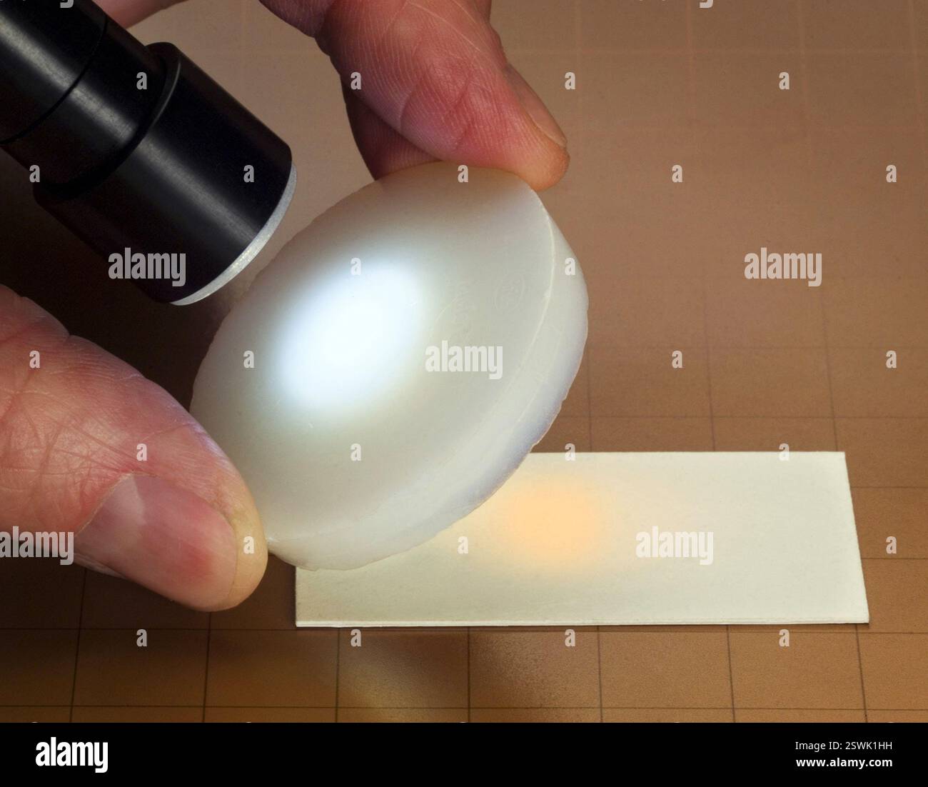 Démonstration des propriétés translucides d'un échantillon de matériau aérogel renforcé par polymère. Banque D'Images