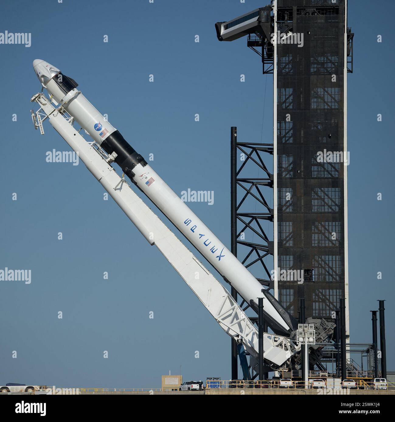 SpaceX Falcon 9 Rocket Crew le vaisseau spatial Dragon à bord est vu comme il est levé en position sur la rampe de lancement au Launch Complex 39A. Banque D'Images