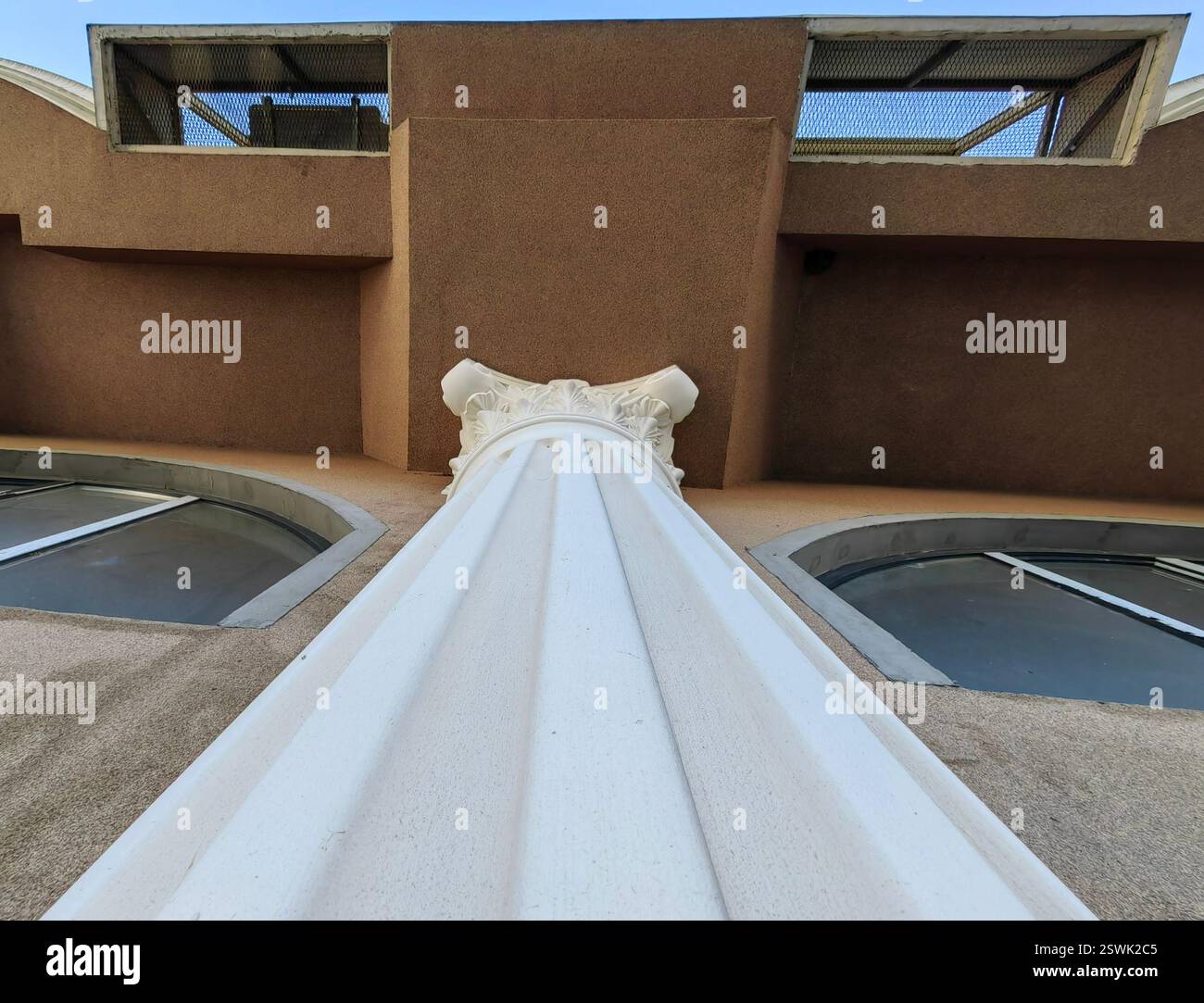 Élégance structurelle : balcon et perspective de colonne Banque D'Images