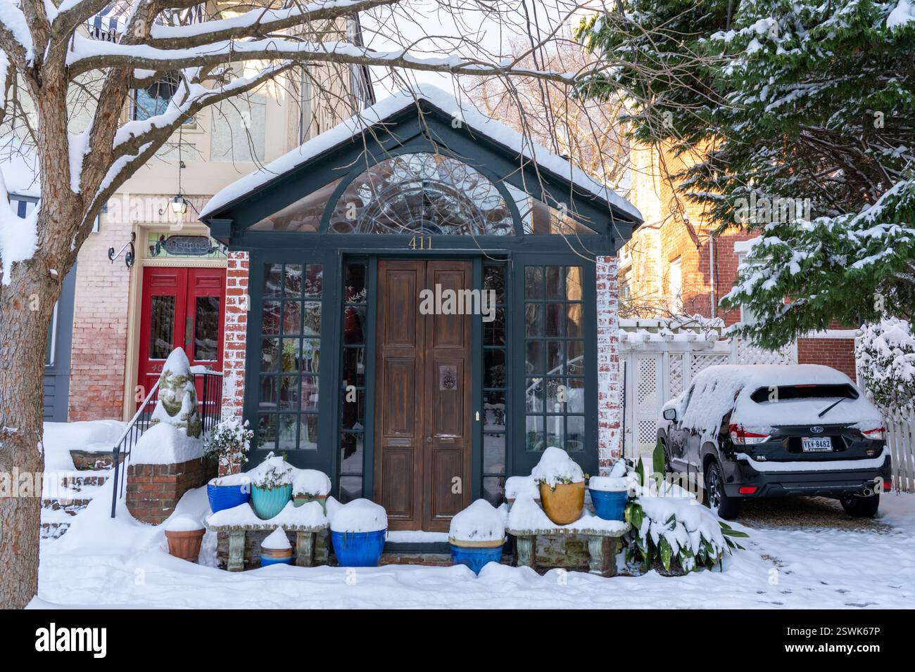 Norfolk Virginie - 20 février 2025 : L'entrée d'une maison historique dans le district franc-maçon de Norfolk Virginie après une tempête de neige Banque D'Images