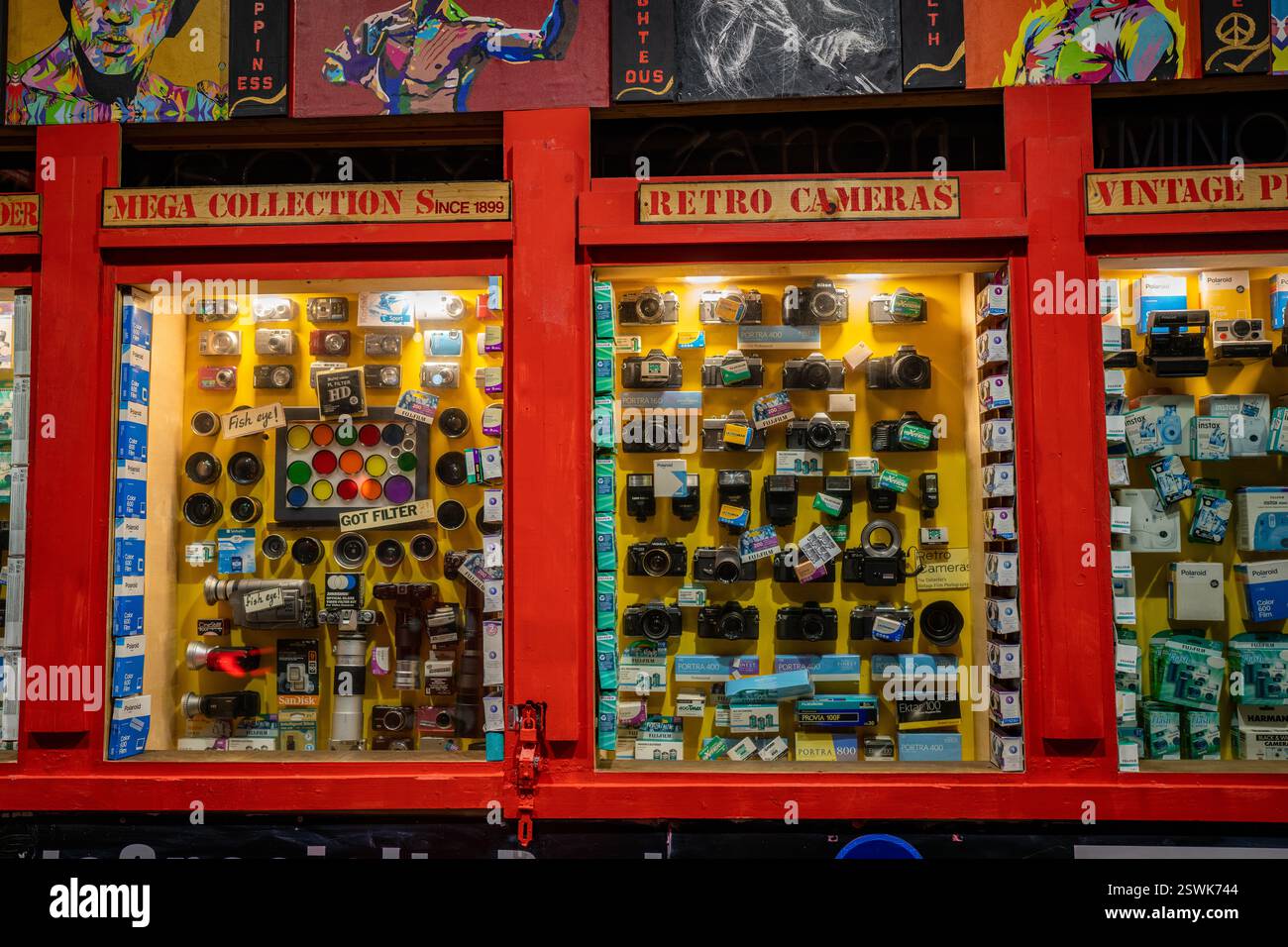 San Francisco Californie - 21 septembre 2024 : un magasin d'appareils photo dans le quartier chinois de San Francisco avec des appareils photo rétro exposés à l'extérieur Banque D'Images