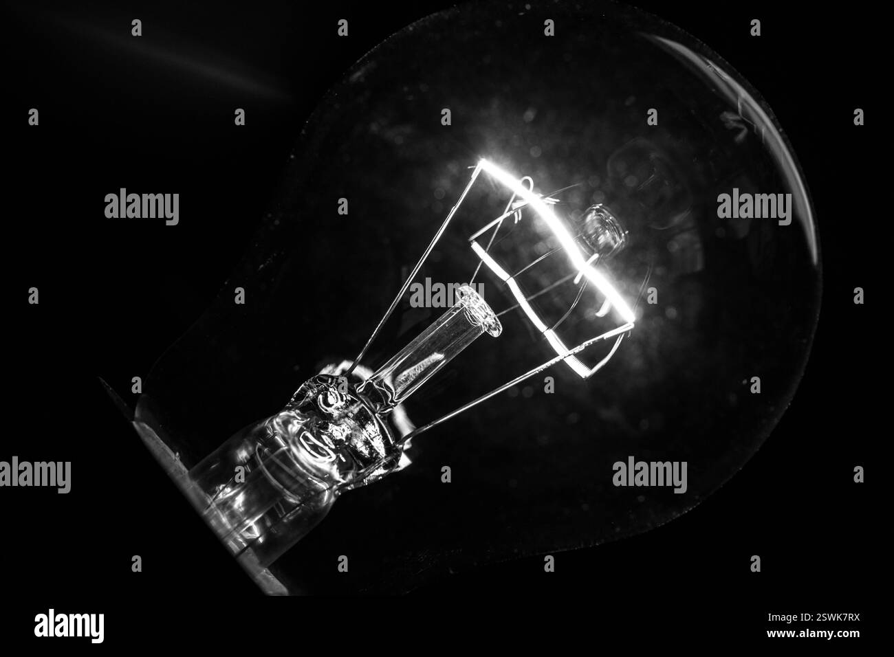 Gros plan de l'ampoule électrique sur fond noir Banque D'Images
