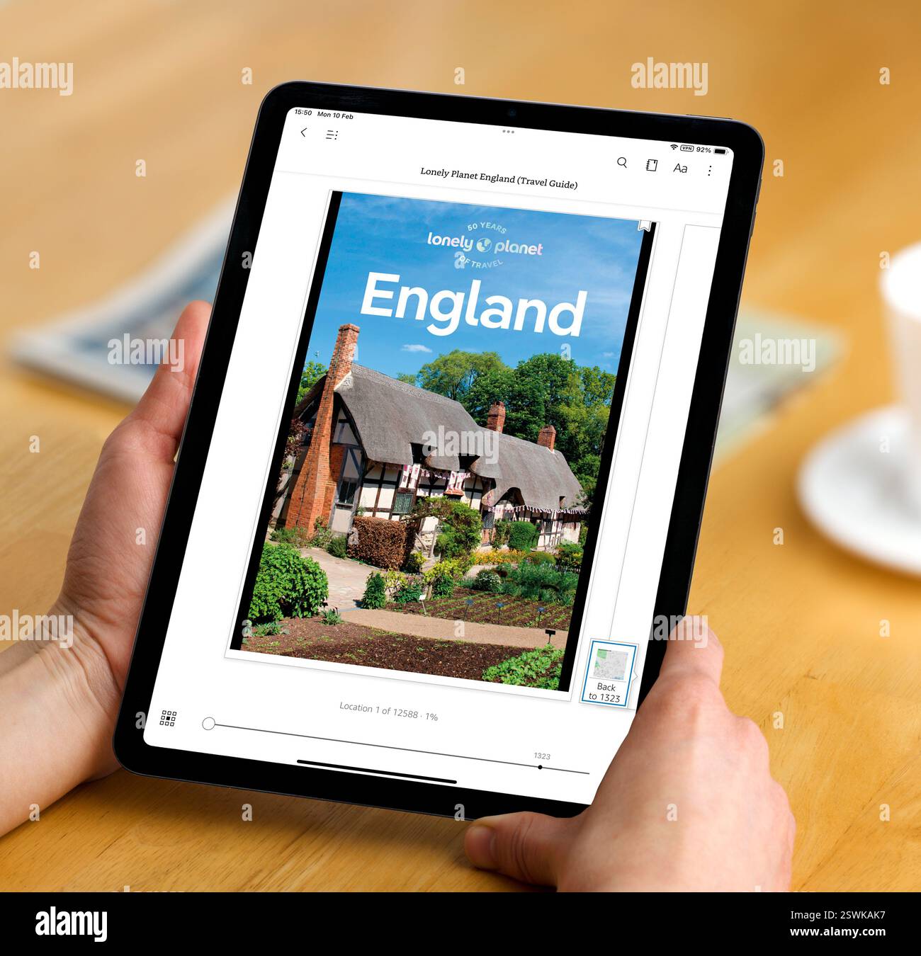 Lire le guide de voyage Lonely Planet England sur l'application Kindle sur un iPad d'Apple Banque D'Images