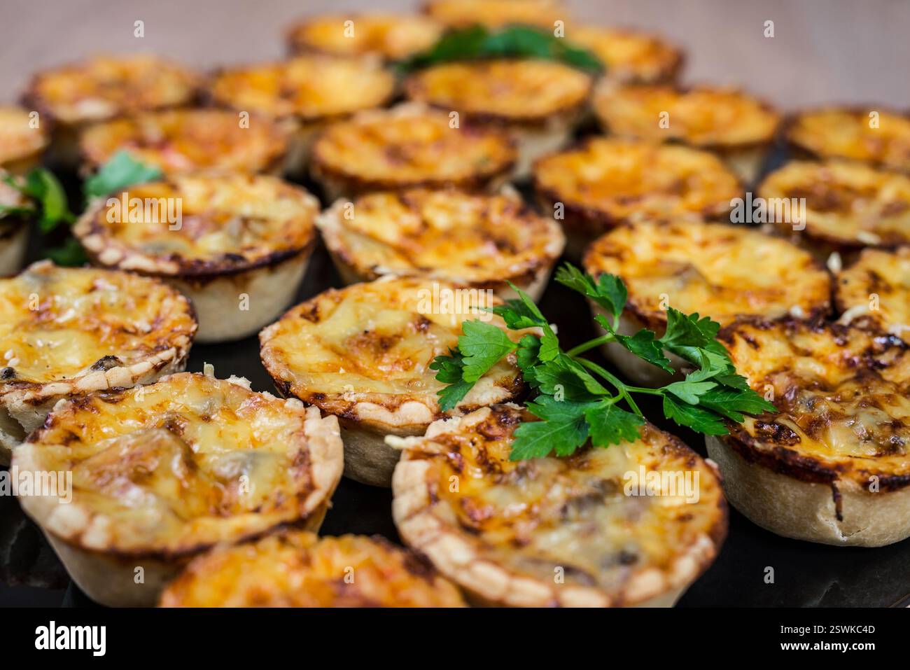 Assortiment de mini tartes salées ces tartes ont une variété de garnitures et sont des friandises de taille bouchée Banque D'Images