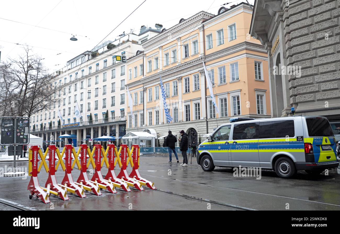 Blick in Richtung Haupteingang des Hotel Bayerischer Hof in München während der Sicherheitskonferenz. Blick in Richtung Haupteingang des Hotel Bayerischer Hof in München während der Sicherheitskonferenz. München Bayern Deutschland *** vue vers l'entrée principale de l'Hôtel Bayerischer Hof à Munich pendant la conférence sur la sécurité vue vers l'entrée principale de l'Hôtel Bayerischer Hof à Munich pendant la conférence sur la sécurité Munich Bavière Allemagne Banque D'Images
