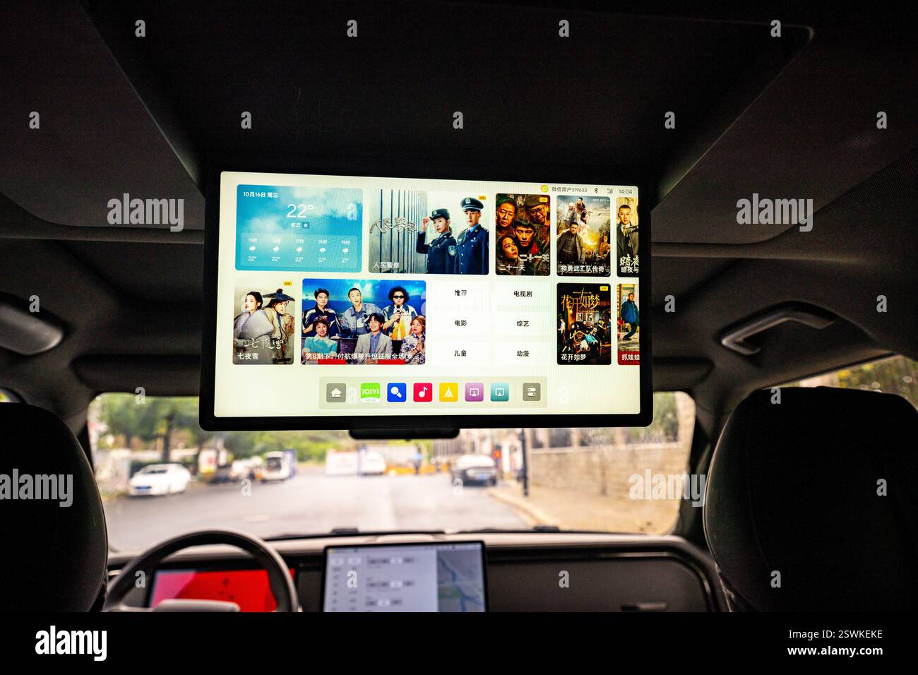 L'écran de divertissement arrière rabattable d'un véhicule électrique Rox 01 longue portée stationnaire lors d'un essai officiel à Shanghai, en Chine. ROX Motor est un Chinois Banque D'Images