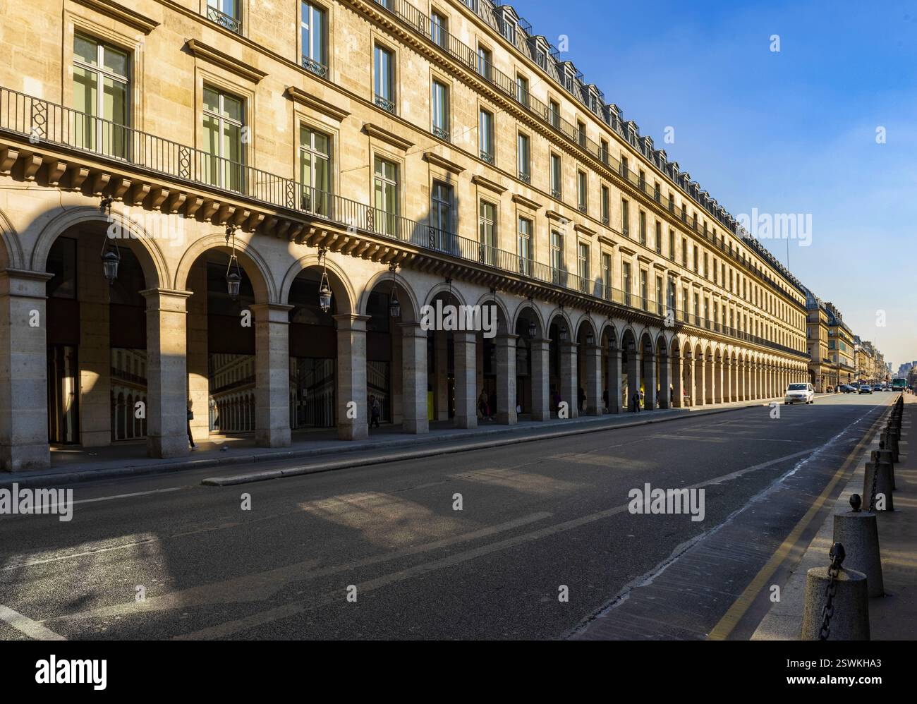 Colonnade of rue de rivoli Banque de photographies et d’images à haute ...