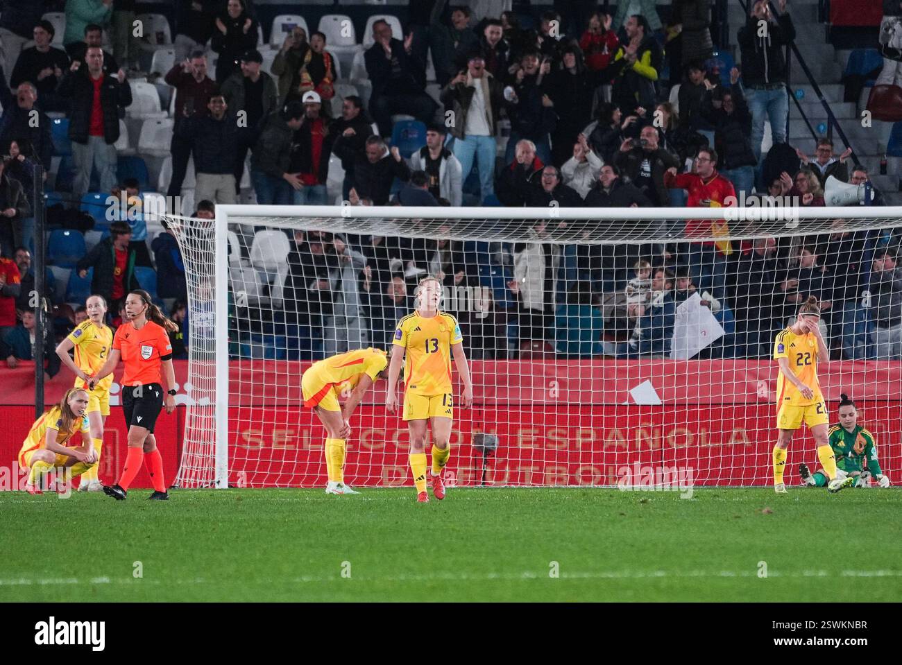 Valencia, Espagne. 21 février 2025. La belge Janice Cayman, la belge Sari Kees et la belge Elena Dhont semblent déçues lors d'un match de football entre l'équipe nationale belge les Red Flames et l'Espagne, à Valence, en Espagne, vendredi 21 février 2025, lors de la première journée du groupe A3 de la compétition de la Ligue des Nations féminines 2024-25. BELGA PHOTO JOMA GARCIA i GISBERT crédit : Belga News Agency/Alamy Live News Banque D'Images