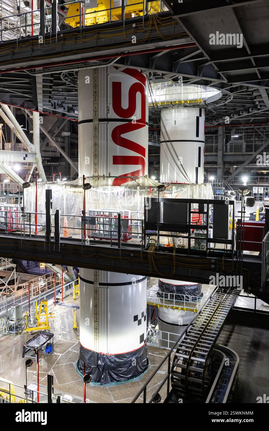 Kennedy Space Center (États-Unis d'Amérique). 27 janvier 2025. Les ingénieurs de la NASA avec exploration Ground Systems utilisent une grue pour abaisser le segment central gauche du booster de la fusée NASA Space Launch System sur le segment central arrière gauche du lanceur mobile à l'intérieur du bâtiment d'assemblage de véhicules au Kennedy Space Center, le 27 janvier 2025 à Cape Canaveral, en Floride. Crédit : Frank Michaux/NASA/Alamy Live News Banque D'Images