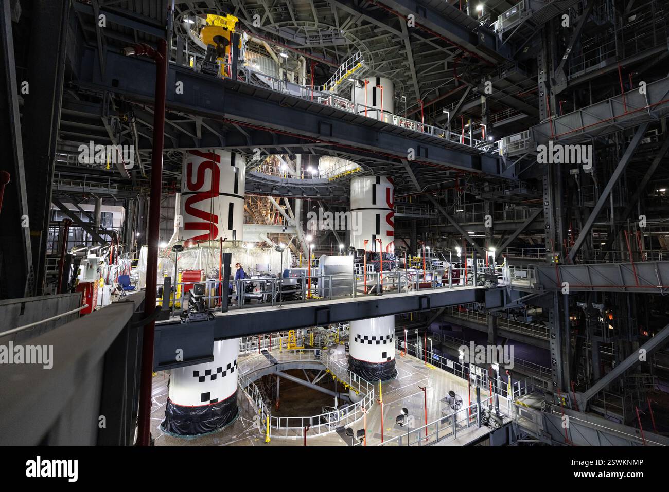 Kennedy Space Center (États-Unis d'Amérique). 27 janvier 2025. Les ingénieurs de la NASA avec exploration Ground Systems utilisent une grue pour abaisser le segment central gauche du booster de la fusée NASA Space Launch System sur le segment central arrière gauche du lanceur mobile à l'intérieur du bâtiment d'assemblage de véhicules au Kennedy Space Center, le 27 janvier 2025 à Cape Canaveral, en Floride. Crédit : Frank Michaux/NASA/Alamy Live News Banque D'Images