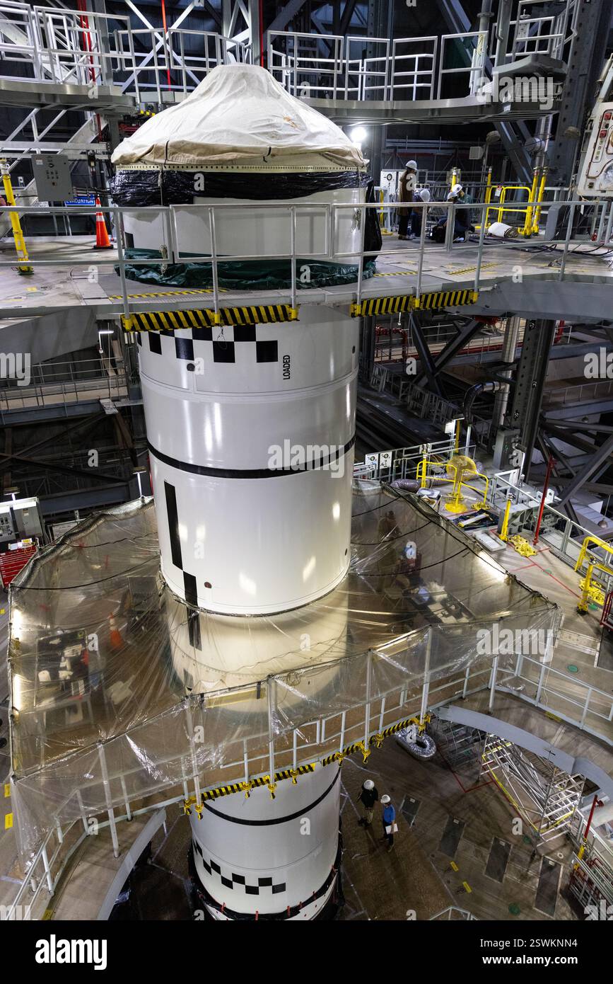Kennedy Space Center (États-Unis d'Amérique). 07 février 2025. Les ingénieurs de la NASA avec exploration Ground Systems achèvent l'intégration du segment avant gauche au segment avant central sur le lanceur mobile 1 lors des opérations d'empilement sur les propulseurs SLS jumeaux pour Artemis II à l'intérieur du bâtiment d'assemblage de véhicules High Bay 3 au Kennedy Space Center, le 7 février 2025 à Cape Canaveral, en Floride. Crédit : Glenn Benson/NASA/Alamy Live News Banque D'Images