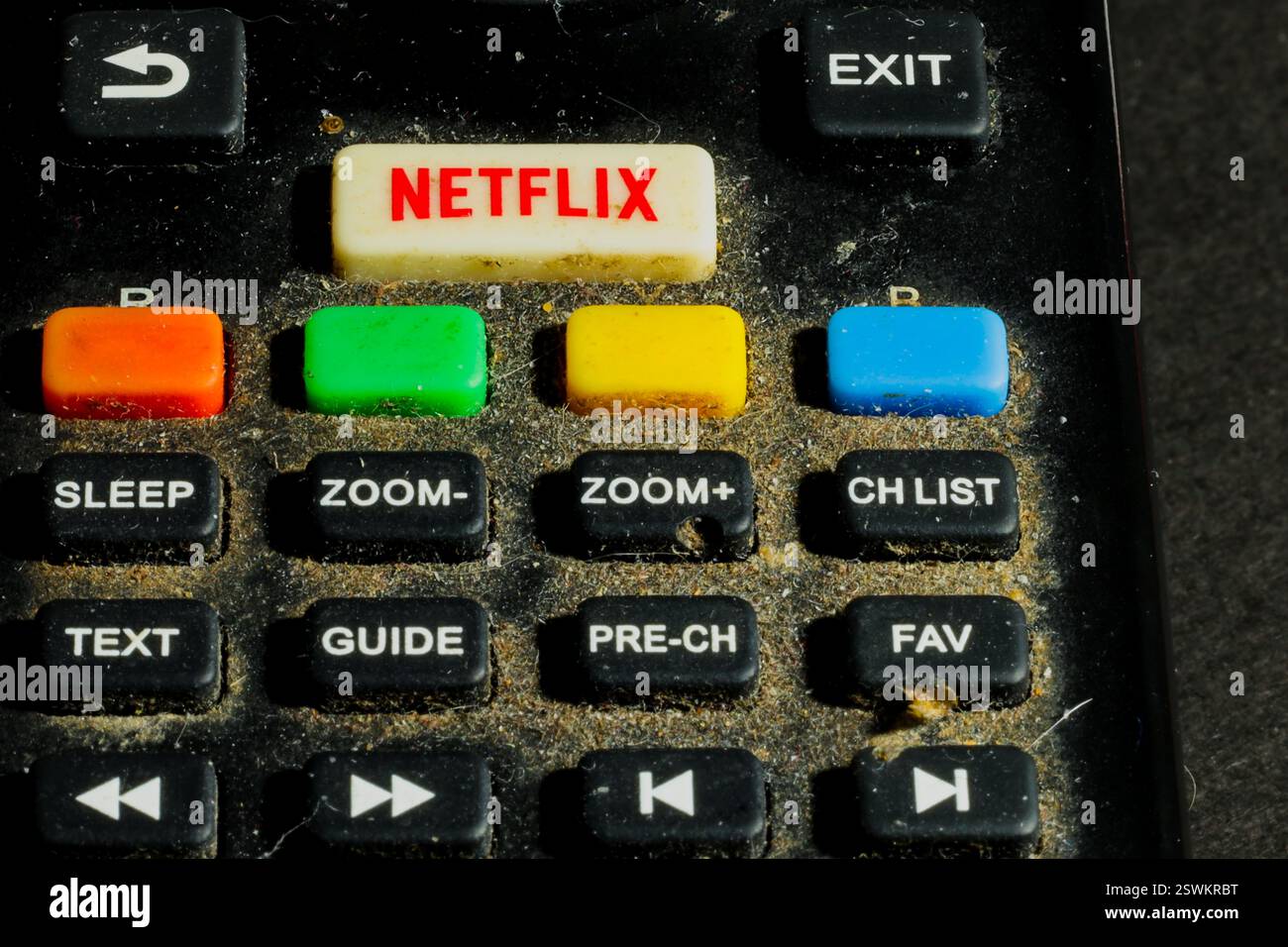 Athènes, Grèce - 21 février 2025. Gros plan d'une télécommande de téléviseur poussiéreuse. Banque D'Images