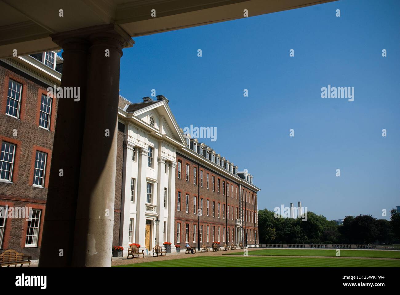 Chelsea Royal London Hospital, Londres, Angleterre. Un bâtiment majestueux avec des colonnades et une pelouse bien entretenue. Une journée ensoleillée. Banque D'Images