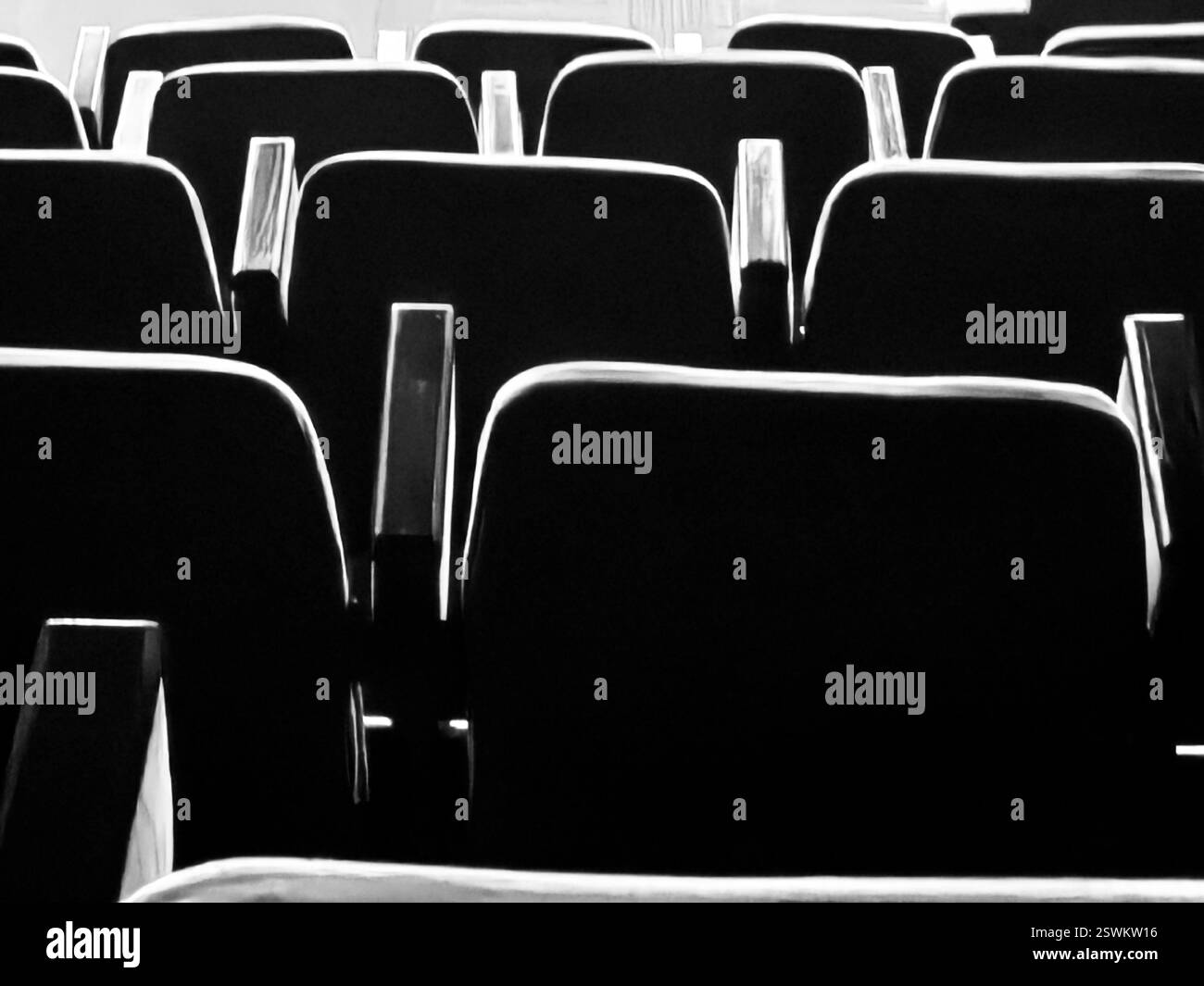 Sièges éclairés. La lueur abstraite de la magie de la nuit cinématographique. Noir et blanc, Banque D'Images