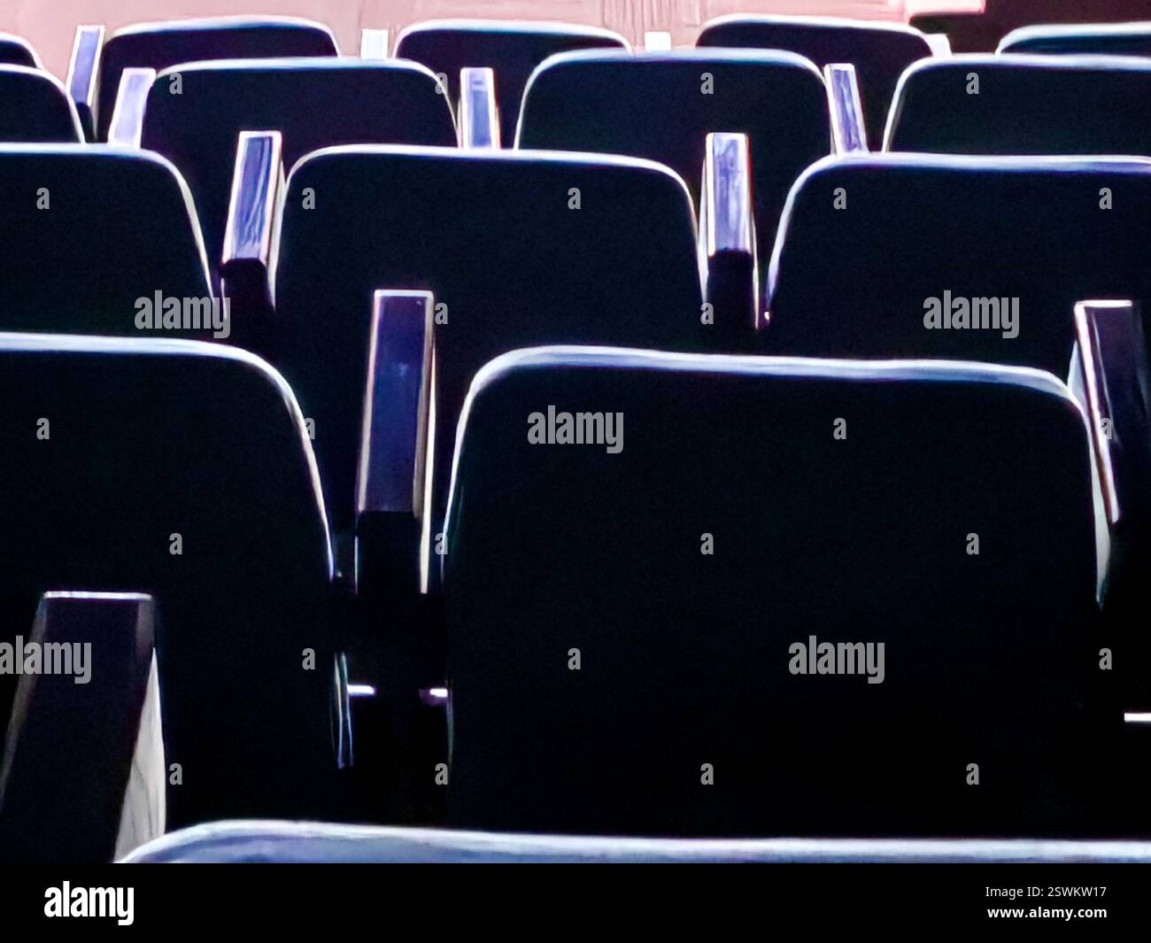 Sièges éclairés. La lueur abstraite de la magie de la nuit cinématographique. Banque D'Images