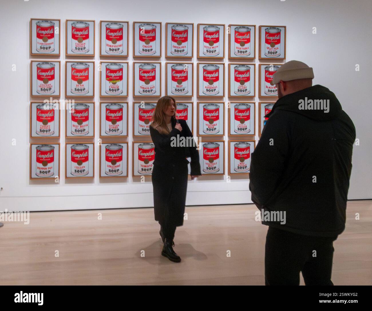 Homme photographiant une femme devant Andy Warhol, Campbell's Soup Cans, 1962, The Museum of Modern Art, New York City, États-Unis Banque D'Images