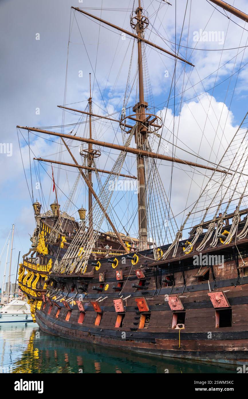 Gênes, Italie - 17 août 2024 : détail du galion de Neptune dans le port de Gênes. Le navire a été construit en 1985 pour Roman Polanski film Pirates, réplique de A. Banque D'Images