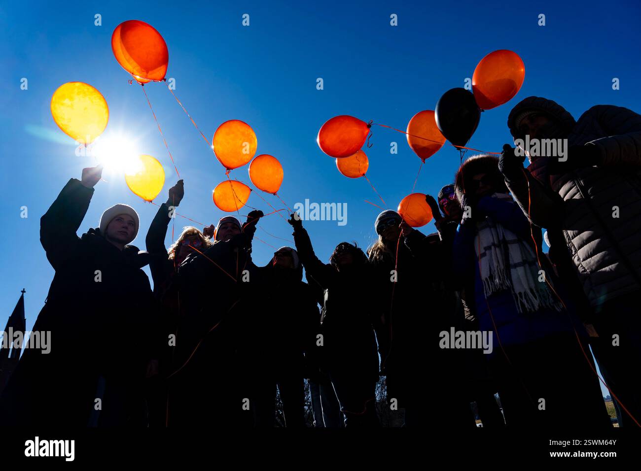Washington, États-Unis. 21 février 2025. Les volontaires tiennent des ballons orange en l'honneur de Shiri Bibas, et de ses tout-petits Kfir Bibas et Ariel Bibas, qui ont été enlevés, pris en otage et tués à Gaza, à une table de Shabbat vide sur le National Mall le vendredi 21 février 2025 à Washington, DC. Les corps d'Ariel et de Kfir Bibas, les plus jeunes otages pris par le Hamas, ont été restitués en Israël après 501 jours de conjectures. et leurs photos seront placées à une table pour les victimes assassinées de l'attaque du National Mall. Photo de Leigh Vogel/UPI crédit : UPI/Alamy Live News Banque D'Images Washington, États-Unis. 21 février 2025. Les volontaires tiennent des ballons orange en l'honneur de Shiri Bibas, et de ses tout-petits Kfir Bibas et Ariel Bibas, qui ont été enlevés, pris en otage et tués à Gaza, à une table de Shabbat vide sur le National Mall le vendredi 21 février 2025 à Washington, DC. Les corps d'Ariel et de Kfir Bibas, les plus jeunes otages pris par le Hamas, ont été restitués en Israël après 501 jours de conjectures. et leurs photos seront placées à une table pour les victimes assassinées de l'attaque du National Mall. Photo de Leigh Vogel/UPI crédit : UPI/Alamy Live News Banque D'Images