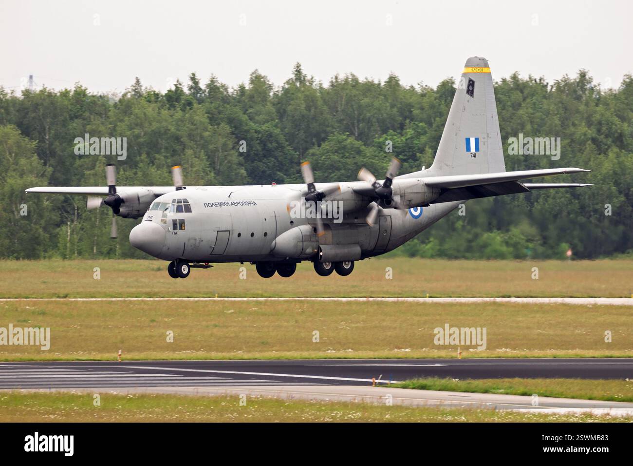 Hellenic Air Force Lockheed Martin C-130 Hercules avion de transport du 356 MTM Elefsis arrivant à la base aérienne d'Eindhoven. Pays-Bas - 15 mai 2024 Banque D'Images