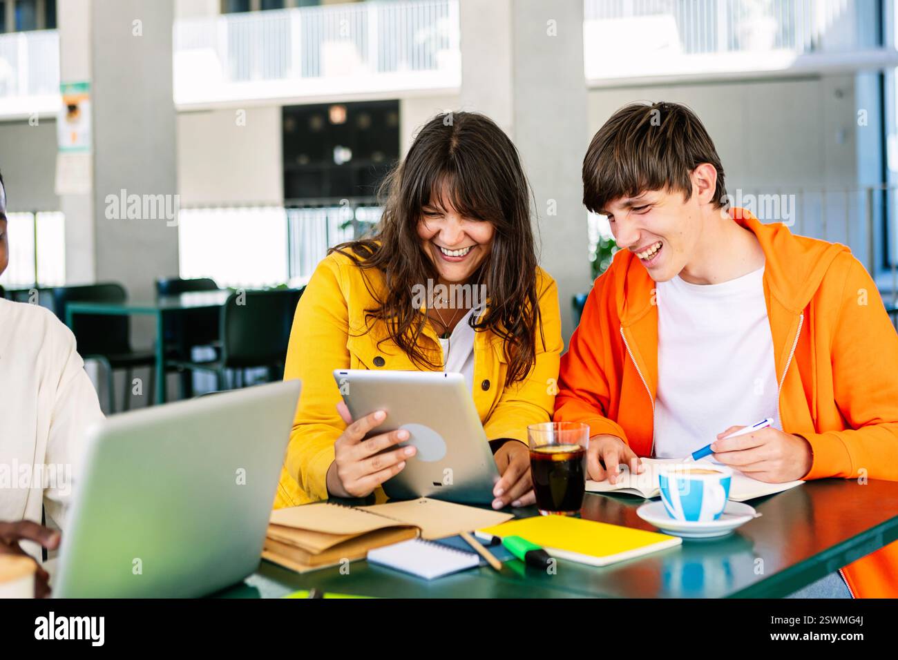 Jeune groupe d'étudiants amis qui font leurs devoirs ou préparent l'examen ensemble Banque D'Images
