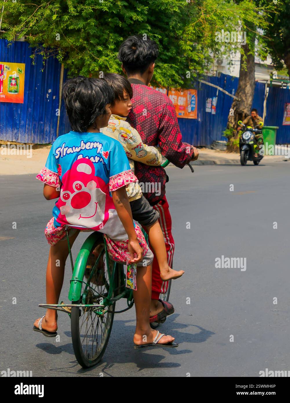Retour à la maison en vélo après l'école à Phnom Penh Banque D'Images