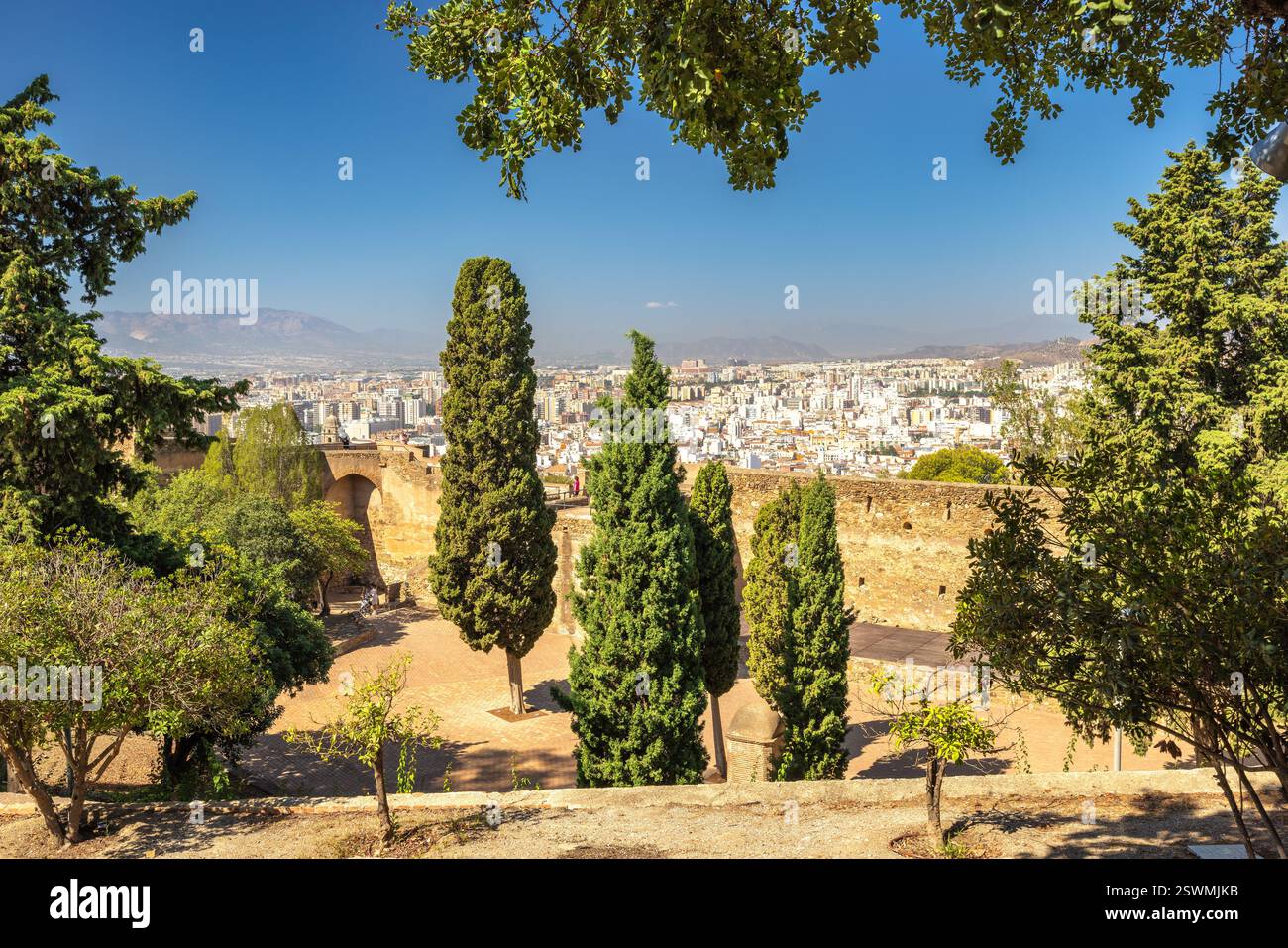 Château de Gibralfaro dans la ville de Malaga en Andalousie, Espagne, Europe. Paysage urbain vu d'un jardin, mettant en valeur une vue panoramique de l'architecture urbaine et Banque D'Images