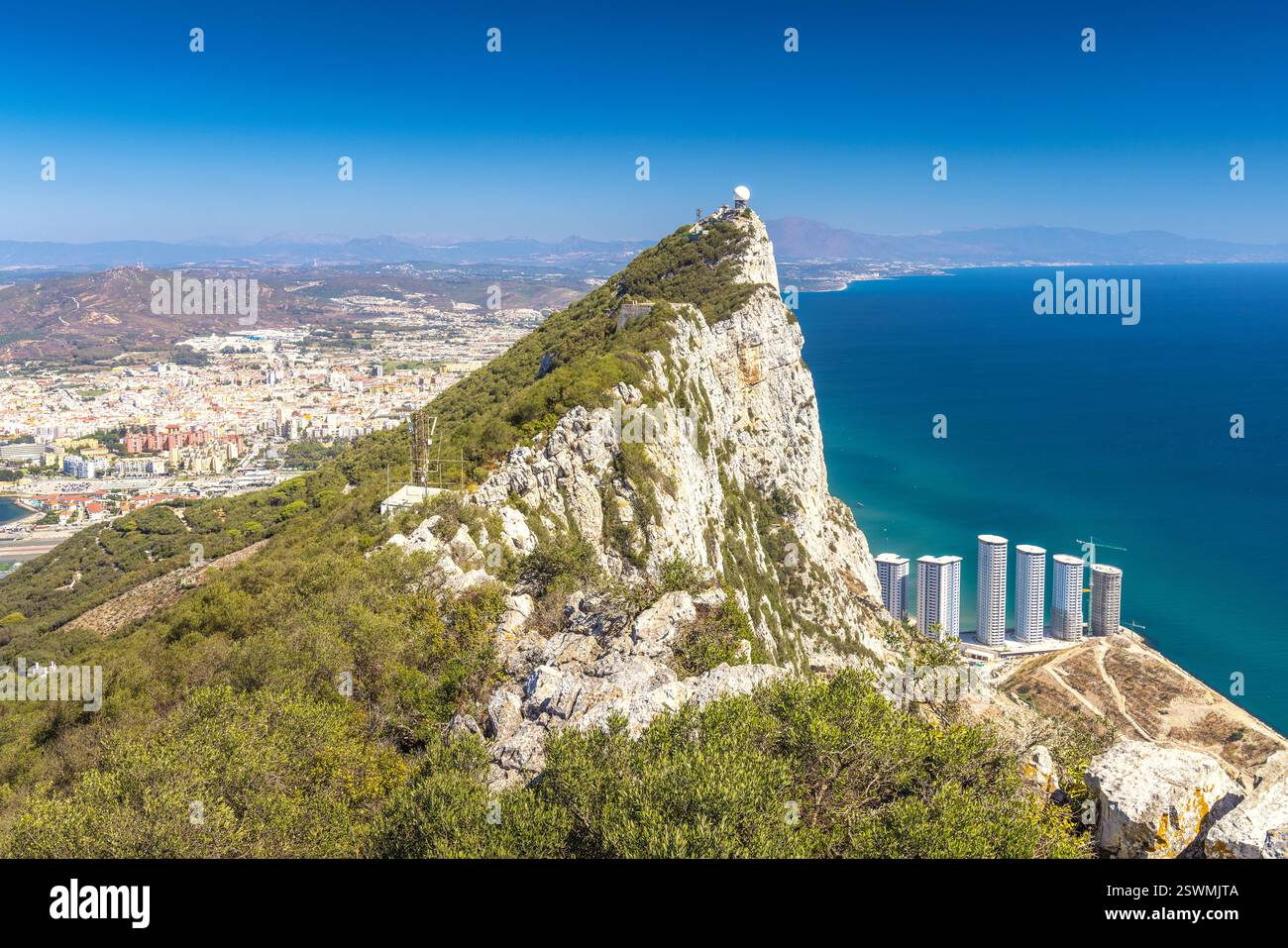 Gibraltar, territoire britannique d'outre-mer et ville sur la péninsule ibérique. Vue sur la falaise côtière avec ville et océan. Une vue panoramique d'un co dramatique Banque D'Images